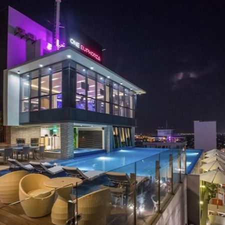 One Euphoria Apartment Angeles Bagian luar foto