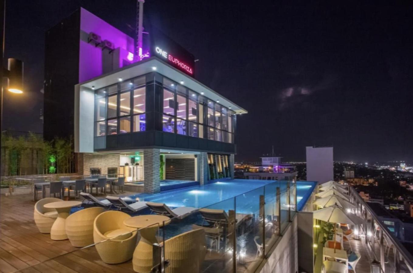 One Euphoria Apartment Angeles Bagian luar foto