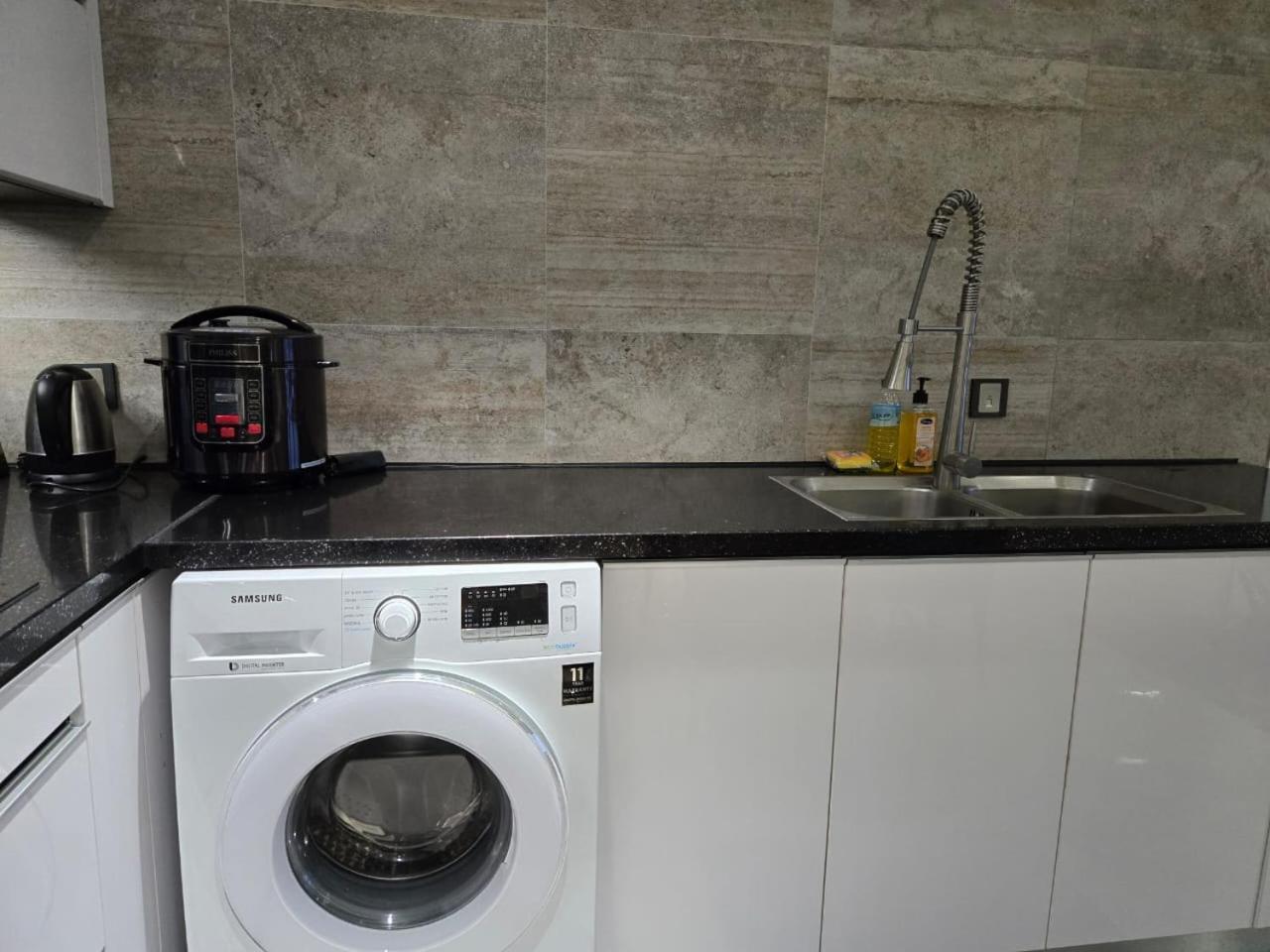 One Euphoria Apartment Angeles Bagian luar foto